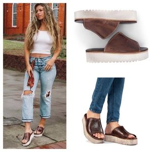 Bed Stu Fairlee II Leather Platform Sandal in Teak Rustic 10